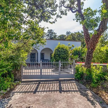 3 Bedroom Amazing In Holiday home